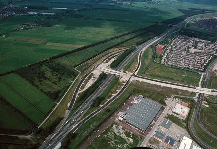 842634 Luchtfoto van de aanleg van een viaduct over de rijksweg A2 in de Zuilense Ring (rondweg Utrecht-Maarssen, ...
